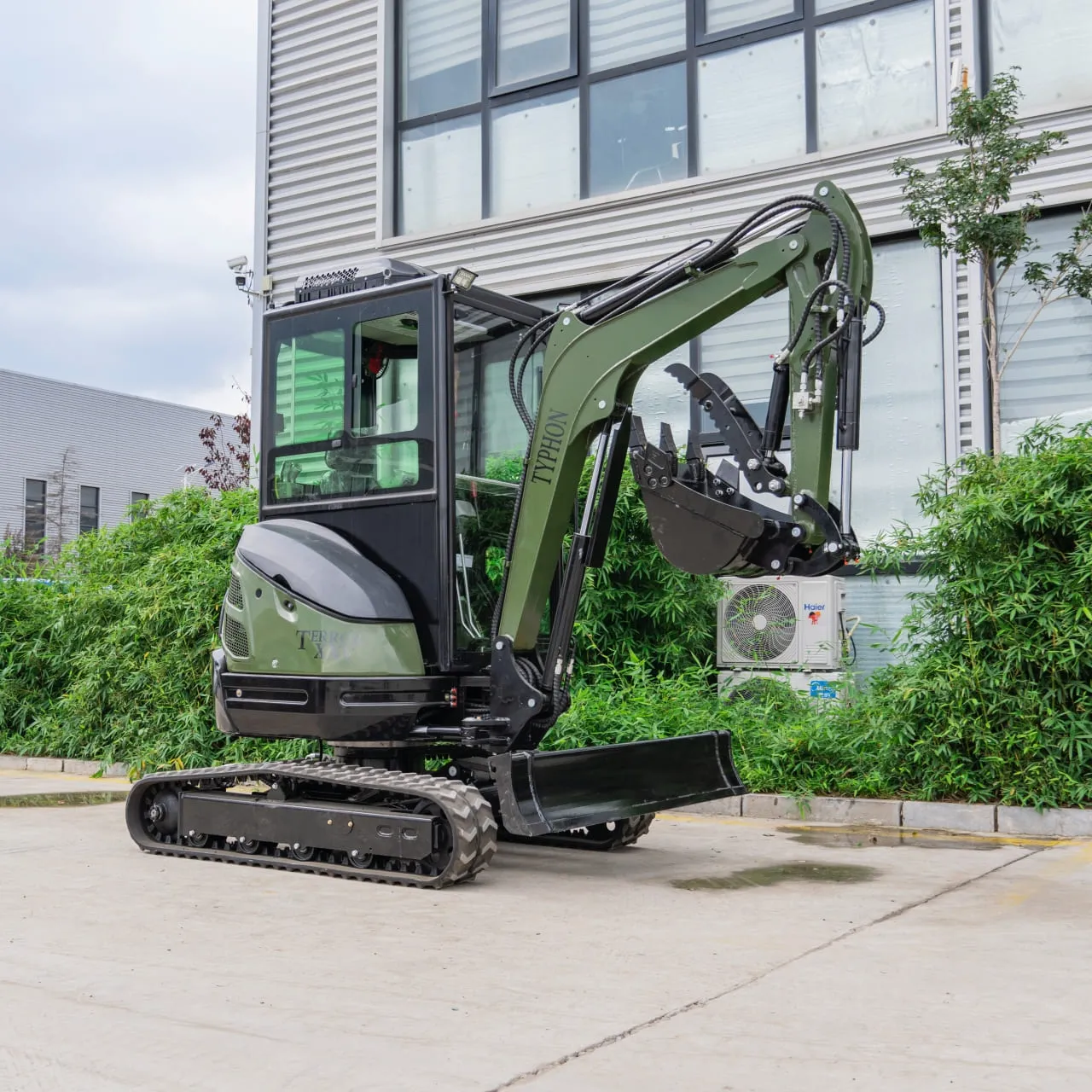 TYPHON TERROR XXV Diesel Mini Excavator 2.7 Ton, 25.1 hp Kubota D1105 RetractableTracks, AC Cabin - Image 1